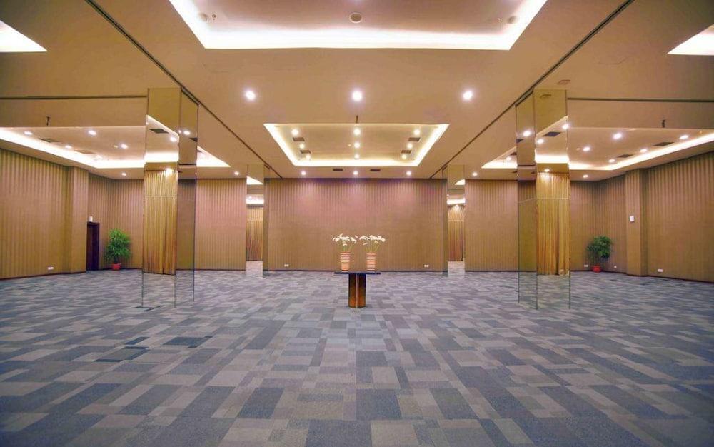 Aston Jember Hotel & Conference Center Ngoại thất bức ảnh